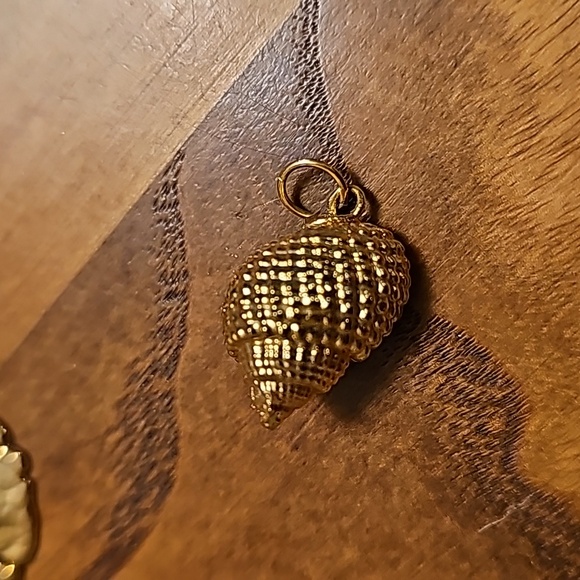 Trio of Goldtone Beach-Themed Pendants - Sand Dollars / Conch Shell - Picture 5 of 5
